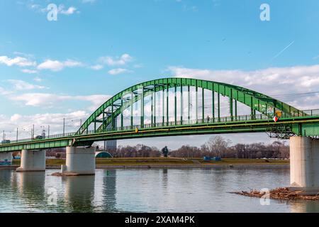 Belgrado, Serbia - 8 febbraio 2024: Il Ponte Vecchio di Sava è un ponte lungo 430 metri e largo 40 metri, che attraversa il fiume Sava a Belgrado, Serbia. Foto Stock