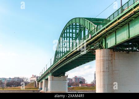 Belgrado, Serbia - 8 febbraio 2024: Il Ponte Vecchio di Sava è un ponte lungo 430 metri e largo 40 metri, che attraversa il fiume Sava a Belgrado, Serbia. Foto Stock