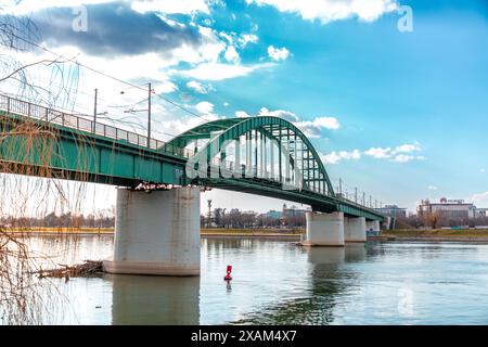 Belgrado, Serbia - 8 febbraio 2024: Il Ponte Vecchio di Sava è un ponte lungo 430 metri e largo 40 metri, che attraversa il fiume Sava a Belgrado, Serbia. Foto Stock