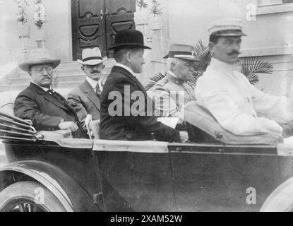 Roosevelt lasciò l'Istituto di Butantan, Sao Paolo, tra il 1910 e il 1915. Mostra il presidente Theodore Roosevelt in automobile fuori dall'Istituto Butantan, Sao Paolo, Brazi. Foto Stock