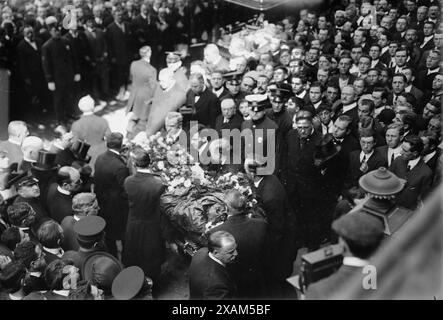 La bara di Tim Sullivan e' uscita, 1913. Mostra i funerali per il politico di New York Tammany Hall Timothy (Big Tim) Daniel Sullivan (1862-1913) che si sono svolti nella Old Cathedral di St. Patrick, The Bowery, New York City, 15 settembre 1913. Foto Stock