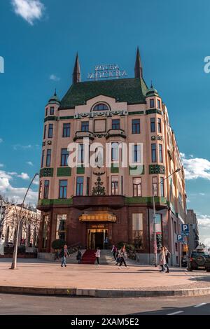 Belgrado, Serbia - 8 FEB 2024: L'hotel Moskva è un hotel a quattro stelle a Belgrado, uno dei più antichi alberghi operanti in Serbia, situato a Terazije. Foto Stock