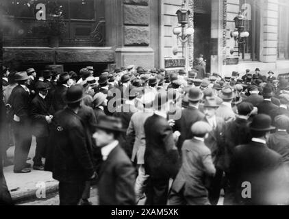 Folla davanti all'ufficio di Rockefeller, 1914. Mostra la folla in protesta contro le cattive condizioni dei lavoratori delle miniere del Colorado, che si è svolta di fronte agli uffici di John D. Rockefeller nello Standard Oil Building, New York City, 29 aprile 1914. Foto Stock