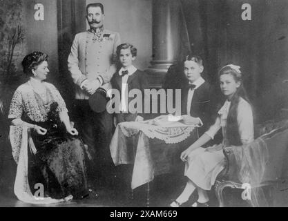 Franz Ferd. famiglia &amp;, tra c1910 e c1915. Mostra Francesco Ferdinando (1863-1914), arciduca d'Austria-Este con sua moglie Sofia, duchessa di Hohenberg (1868-1914) e i loro figli. Foto Stock