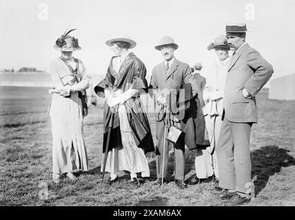 Sig.ra Barrett, Lady Wimborne, duca di Penaranda, John Traill e moglie, tra il c1910 e il c1915. Mostra i giocatori di polo John Traill e il Duca di Penaranda con Mrs. Traill (Henrietta Roberts) e Lady Wimborne (Alice Grosvenor). Foto Stock