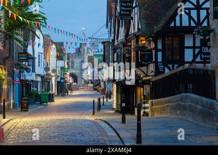 Alba su High Street nel centro di Canterbury, Inghilterra. Foto Stock