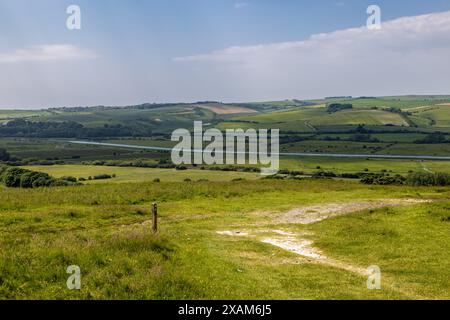 Una vista sulle South Downs con il fiume Ouse nella valle sottostante, in una giornata estiva di sole Foto Stock