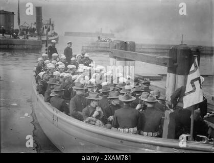 Marinai &amp; Marines dal MONTANA a Battery, 1914. Mostra i soldati e i marinai del Montana al Pier A, New York City, prima del National Memorial Service l'11 maggio 1914 in onore dei marinai e dei marines uccisi a Veracruz, in Messico durante la rivoluzione messicana. Foto Stock