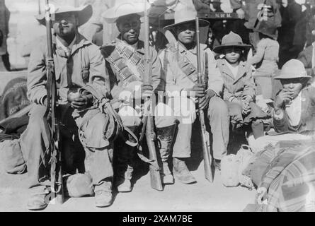 Gli uomini di Villa, 1914 anni. Mostra i soldati sotto il comando del generale Francisco "Pancho" Villa (1877-1923) durante la rivoluzione messicana, probabilmente a Gomez Palacio, nello stato di Durango, Messico. Foto Stock