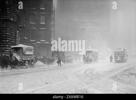 Carri trainati da cavalli su strada innevata, tempesta di neve di New York, 1910. Foto Stock