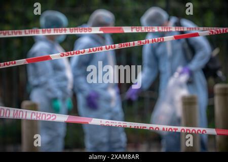 Londra, Regno Unito. 7 giugno 2024. La polizia e le squadre forensi rimangono in una zona della scena del crimine dopo che il ventunenne Robert Robinson è stato pugnalato e ucciso a Deptford, a sud-est di Londra, giovedì 6. La polizia è stata chiamata a Carteret Way a Deptford SE8 intorno alle 22:35 di giovedì sera per riferire di un pugnalatore. Ma nonostante gli sforzi della polizia e dei paramedici, Robinson fu dichiarato morto sulla scena. L'11 febbraio 2026 Jackson Uwagboe, 19 anni, di Lewisham, è stato dichiarato colpevole dell'omicidio di Robinson, in un attacco "brutale e sostenuto". Crediti: Guy Corbishley/Alamy Live News Foto Stock
