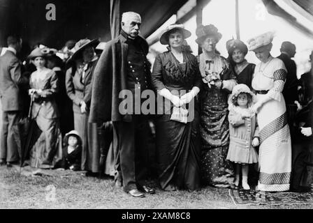 Generale T.H. Barry, signora Lindley Garrison, signora Barry, signora C.F. Roe, tra il c1910 e il c1915. Mostra Thomas Henry Barry (1855-1919), sovrintendente dell'Accademia militare degli Stati Uniti, e un gruppo di donne. Foto Stock