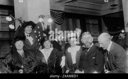 Gruppo: Charlotte Stillman, Mrs. E.R.L. Gould, Mrs. W. Eyre Lambert, Mrs. H.P. Davidson, G.F. Kunz e WM. Fellowes Morgan, tra c1910 e c1915. Foto Stock