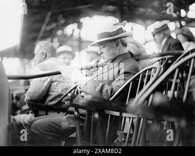 James S. Sherman, WM. Vice presidente di Taft - primo vicepresidente a lanciare una palla a una partita (baseball), 1912. Foto Stock