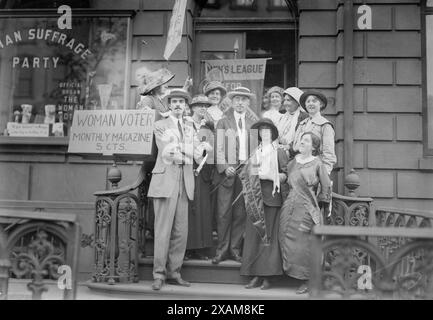 R.C. Beadle, A.H. Brown, e suffragette, 1913. Mostra Robert Cameron Beadle e Alfred H. Brown, membri della Men's League for Woman Suffrage with Others, al di fuori del 48 East 34th St., quartier generale del Woman's Suffrage Party di Manhattan. Foto Stock