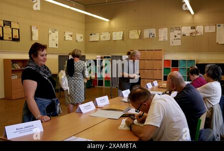 Praga, Repubblica Ceca. 7 giugno 2024. Gli elettori si registrano in una stazione elettorale a Praga, nella Repubblica Ceca, il 7 giugno 2024. Venerdì pomeriggio sono iniziate le elezioni per l'elezione dei rappresentanti al Parlamento europeo nella Repubblica ceca. Crediti: Dana Kesnerova/Xinhua/Alamy Live News Foto Stock