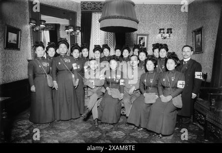 Croce Rossa infermieri e amp; medici dal Giappone andare in Europa, 1915. Foto Stock