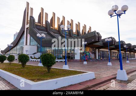 Pristina, Kosovo - 5 febbraio 2024: Palazzo della Gioventù e dello Sport, precedentemente chiamato boro e Ramiz, è una sala polivalente situata a Pristina, in Kosovo. Foto Stock