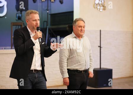 Norimberga, Germania. 7 giugno 2024. Petr Bystron (l), candidato dell'AfD per le elezioni europee, parla con Manfred Schiller, membro dell'AfD, ad un evento noto come AfD Citizens' Dialogue. Crediti: Daniel Löb/dpa/Alamy Live News Foto Stock