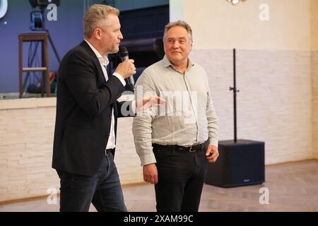 Norimberga, Germania. 7 giugno 2024. Petr Bystron (l), candidato dell'AfD per le elezioni europee, parla con Manfred Schiller, membro dell'AfD, ad un evento noto come AfD Citizens' Dialogue. Crediti: Daniel Löb/dpa/Alamy Live News Foto Stock