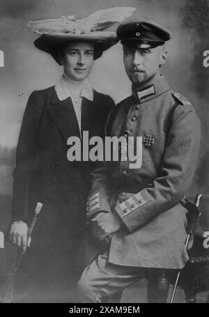 Prince Oscar &amp; moglie, tra c1910 e c1915. Mostra la contessa Ina von Ruppin (contessa Ina Marie von Bassewitz) (1888-1973) con suo marito, il principe Oskar di Prussia (1888-1958), figlio di Guglielmo II Foto Stock