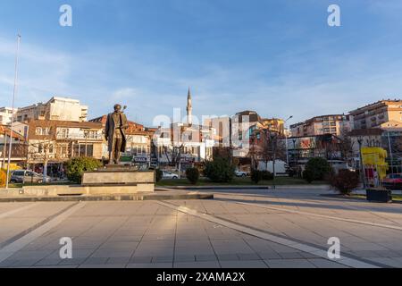 Pristina, Kosovo - 5 febbraio 2024: Statua in bronzo di Ibrahim Rugova, il rispettato presidente del Kosovo fino alla sua morte, situata madre Teresa Bouleva Foto Stock