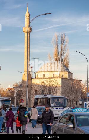 Pristina, Kosovo - 5 febbraio 2024: Moschea del Sultano Murat è una moschea del periodo dell'Impero Ottomano nel centro della città di Pristina, la capitale del Kosovo. Foto Stock