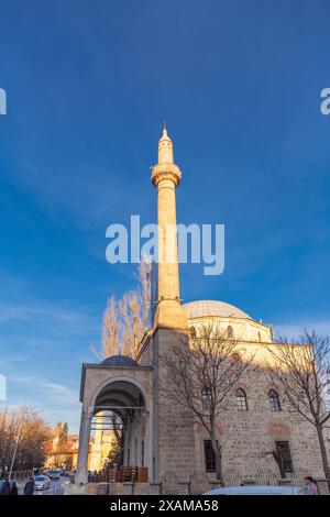 Pristina, Kosovo - 5 febbraio 2024: Moschea del Sultano Murat è una moschea del periodo dell'Impero Ottomano nel centro della città di Pristina, la capitale del Kosovo. Foto Stock