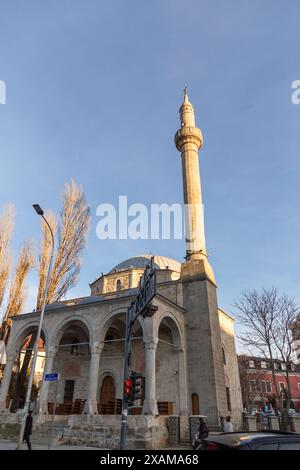 Pristina, Kosovo - 5 febbraio 2024: Moschea del Sultano Murat è una moschea del periodo dell'Impero Ottomano nel centro della città di Pristina, la capitale del Kosovo. Foto Stock