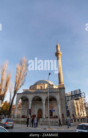 Pristina, Kosovo - 5 febbraio 2024: Moschea del Sultano Murat è una moschea del periodo dell'Impero Ottomano nel centro della città di Pristina, la capitale del Kosovo. Foto Stock