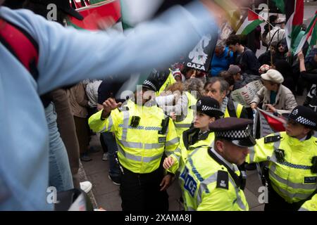 Swiss Cottage, Londra, 7 giugno 2024. Manifestazione pro palestinese con contro manifestazione pro israeliana “basta” che chiede alla polizia metropolitana di porre fine a tutte le marce pro palestinesi che sembrano sostenere il terrorismo di Hamas e la distruzione di Israele dall’inizio della guerra Israele/Hamas il 7 ottobre 2023. I sostenitori pro palestinesi al raduno sono stati i sostenitori pro israeliani. Crediti: Rena Pearl/Alamy Live News Foto Stock