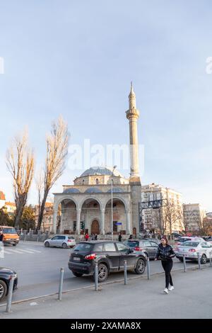 Pristina, Kosovo - 5 febbraio 2024: Moschea del Sultano Murat è una moschea del periodo dell'Impero Ottomano nel centro della città di Pristina, la capitale del Kosovo. Foto Stock