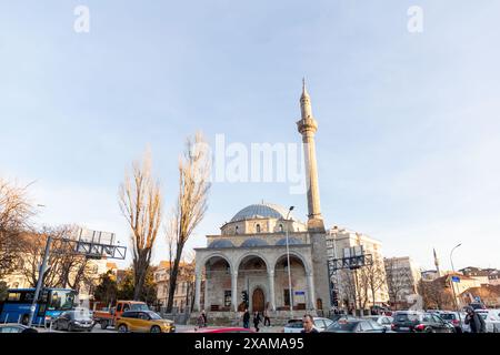 Pristina, Kosovo - 5 febbraio 2024: Moschea del Sultano Murat è una moschea del periodo dell'Impero Ottomano nel centro della città di Pristina, la capitale del Kosovo. Foto Stock