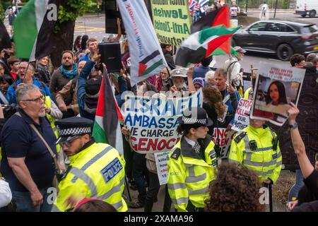 Swiss Cottage, Londra, 7 giugno 2024. Manifestazione pro palestinese con contro manifestazione pro israeliana “basta” che chiede alla polizia metropolitana di porre fine a tutte le marce pro palestinesi che sembrano sostenere il terrorismo di Hamas e la distruzione di Israele dall’inizio della guerra Israele/Hamas il 7 ottobre 2023. I sostenitori pro palestinesi al raduno sono stati i sostenitori pro israeliani. Crediti: Rena Pearl/Alamy Live News Foto Stock