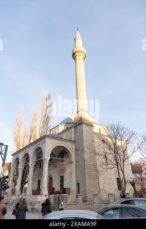 Pristina, Kosovo - 5 febbraio 2024: Moschea del Sultano Murat è una moschea del periodo dell'Impero Ottomano nel centro della città di Pristina, la capitale del Kosovo. Foto Stock