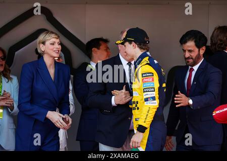 Montecarlo, Monaco. 26 maggio 2024. Principessa Charlene e Principe Alberto II di Monaco, #81 Oscar Piastri (AUS, McLaren Formula 1 Team), Mohammed Ben Sulayem (UAE, Presidente FIA), Gran Premio di F1 di Monaco sul Circuit de Monaco il 26 maggio 2024 a Monte-Carlo, Monaco. (Foto di HOCH ZWEI) credito: dpa/Alamy Live News Foto Stock