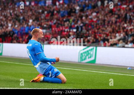 Wembley Stadium, Londra, Regno Unito. 7 giugno 2024. Amichevole internazionale di calcio, Inghilterra contro Islanda; Jon Dagur Thorsteinsson dell'Islanda festeggia dopo aver segnato 0-1 al 12° minuto Credit: Action Plus Sports/Alamy Live News Foto Stock