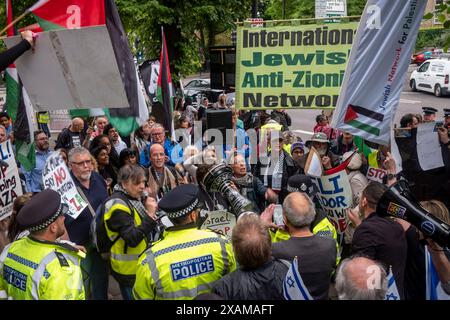 Swiss Cottage, Londra, 7 giugno 2024. Manifestazione pro palestinese con contro manifestazione pro israeliana “basta” che chiede alla polizia metropolitana di porre fine a tutte le marce pro palestinesi che sembrano sostenere il terrorismo di Hamas e la distruzione di Israele dall’inizio della guerra Israele/Hamas il 7 ottobre 2023. I sostenitori pro palestinesi al raduno sono stati i sostenitori pro israeliani. Crediti: Rena Pearl/Alamy Live News Foto Stock