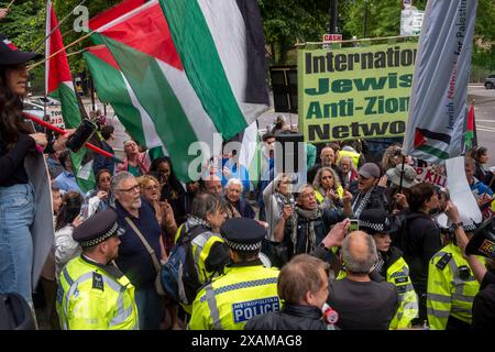 Swiss Cottage, Londra, 7 giugno 2024. Manifestazione pro palestinese con contro manifestazione pro israeliana “basta” che chiede alla polizia metropolitana di porre fine a tutte le marce pro palestinesi che sembrano sostenere il terrorismo di Hamas e la distruzione di Israele dall’inizio della guerra Israele/Hamas il 7 ottobre 2023. I sostenitori pro palestinesi al raduno sono stati i sostenitori pro israeliani. Crediti: Rena Pearl/Alamy Live News Foto Stock