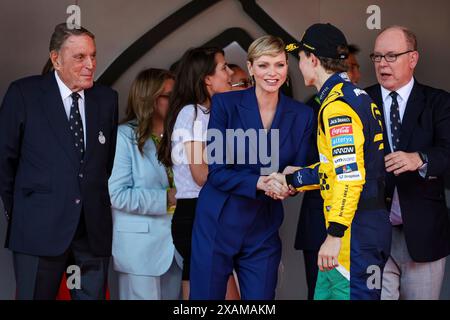 Montecarlo, Monaco. 26 maggio 2024. Michel Boeri (Presidente dell'Automobile Club de Monaco), Principessa Charlene e Principe Alberto II di Monaco, #81 Oscar Piastri (AUS, McLaren Formula 1 Team), Gran Premio di F1 di Monaco sul Circuit de Monaco il 26 maggio 2024 a Monte-Carlo, Monaco. (Foto di HOCH ZWEI) credito: dpa/Alamy Live News Foto Stock