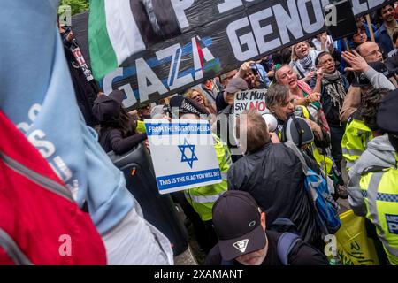 Swiss Cottage, Londra, 7 giugno 2024. Manifestazione pro palestinese con contro manifestazione pro israeliana “basta” che chiede alla polizia metropolitana di porre fine a tutte le marce pro palestinesi che sembrano sostenere il terrorismo di Hamas e la distruzione di Israele dall’inizio della guerra Israele/Hamas il 7 ottobre 2023. I sostenitori pro palestinesi al raduno sono stati i sostenitori pro israeliani. Crediti: Rena Pearl/Alamy Live News Foto Stock