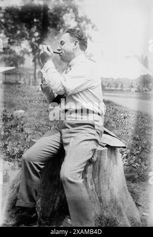 Vernon Dalhart, tra c1915 e c1920. Mostra la cantante country Marion Try Slaughter (1883-1948), nota anche come Vernon Dalhart, fumando. Foto Stock