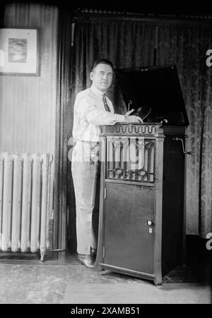 Vernon Dalhart, tra c1915 e c1920. Mostra la cantante country Marion Try Slaughter (1883-1948), nota anche come Vernon Dalhart, in piedi con un fonografo Edison "Laboratory Model". Foto Stock