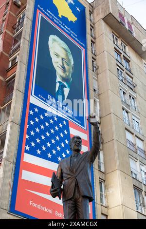 Pristina, Kosovo - 5 febbraio 2024: Statua di Bill Clinton come segno di gratitudine situata su Rruga Bill Klionton a Pristina, Kosovo. Foto Stock