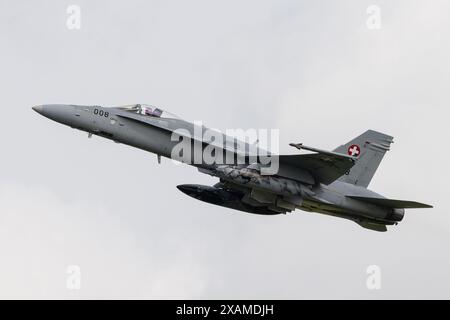 McDonnell Douglas F/A-18 Hornet della Schweizer Luftwaffe «Swiss Air Force», durante il NATO Tiger Meet presso Schleswig AB, Jagel, Germania, 7 giugno 2024 (foto di Cody Froggatt/News Images) Foto Stock