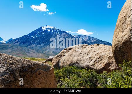 Buttermilk Rocks; Mt. Tom Beyond; famosi massi di granito per l'arrampicata; vicino a Bishop; California; Stati Uniti Foto Stock