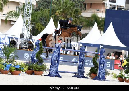 CANNES, FRANCIA - 07 GIUGNO: Harry Charles riders partecipa al "Longines Global Champions League Tour of Cannes 2024" il 7 giugno 2024 a Cannes, Francia Credit; Media Pictures/Alamy Stock Live News Foto Stock