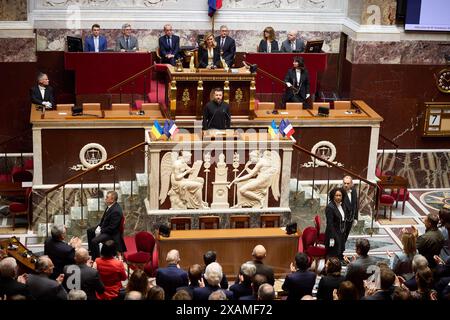 Normandia, Francia. 7 giugno 2024. Il presidente ucraino Volodymyr Zelensky (C) tiene un discorso all'Assemblea nazionale a Parigi il 7 giugno 2024. Foto dell'Ufficio del Presidente dell'Ucraina/UPI credito: UPI/Alamy Live News Foto Stock