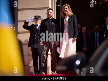 Normandia, Francia. 7 giugno 2024. Il presidente ucraino Volodymyr Zelensky (C) pone con il presidente dell'Assemblea nazionale francese Yael Braun-Pivet (R) prima della loro riunione all'Assemblea nazionale a Parigi, venerdì 7 giugno 2024. Foto dell'Ufficio del Presidente dell'Ucraina/UPI credito: UPI/Alamy Live News Foto Stock