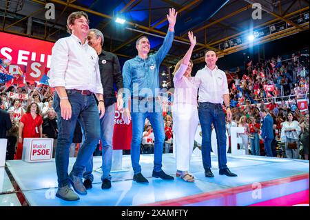 Politica 2024: Cerimonia di chiusura della campagna elettorale per il Parlamento europeo per i leader del PSOE da L a R Javier Ayala, sindaco di Fuenlabrada, Jose Luis Rodriguez Zapatero, ex primo ministro e figura di spicco del PSOE, Pedro Sanchez, primo ministro spagnolo e segretario generale del partito PSOE, Teresa Ribera, candidato del PSOE per le elezioni al Parlamento europeo, e Juan Lobato, segretario generale del partito socialista della Comunità di Madrid, visti durante la cerimonia di chiusura della campagna elettorale del PSOE per le elezioni del Parlamento europeo del giugno scorso Foto Stock